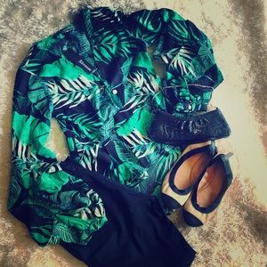 BLOUSE REVEUSE FLORAL BELL SLEEVE SIZE SMALL NWT